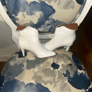 Free People White Ankle Booties with Tan Folded Trim…👢